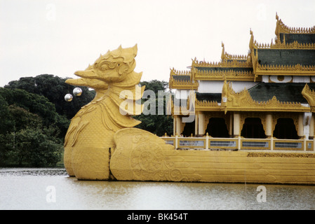 Twin Hintha Vögel (Fabelwesen) auf der Karaweik-Halle, schwebend in (Royal) Kandawgyi See, Yangon (Rangoon), Myanmar Stockfoto