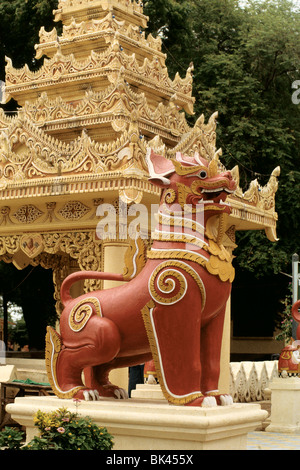 Chinthe (mythische Lion-Dragon) Bewachung ein buddhistischer Tempel, Myanmar Stockfoto