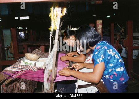 Zwei Personen arbeiten auf einem Textil-Webstuhl, Myanmar Stockfoto