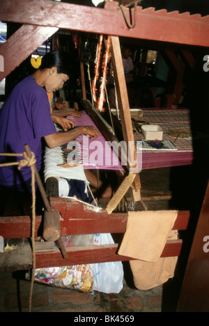 Menschen, die auf einem Textil-Webstuhl, Myanmar Stockfoto