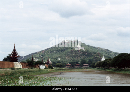 Eine durchlässige Palast Wassergraben und Mandalay Hill, Myanmar Stockfoto