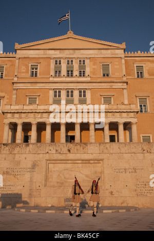 Evzones Präsidentengarde verteidigt das griechische Parlament in Athen im alten königlichen Palastgebäude Stockfoto