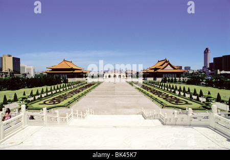 Chiang Kai-Shek Memorial auf der rechten Seite ist der National Concert Hall und nach links, das National Theater, Taiwan, China Stockfoto
