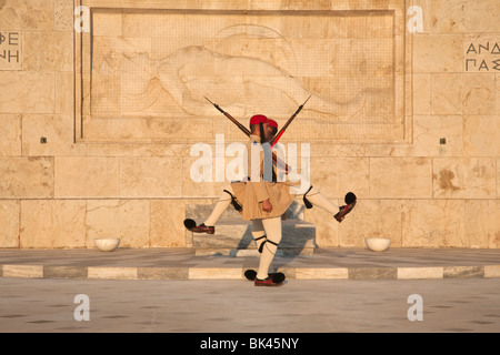 Evzonen Präsidentengarde marschieren, am Grab des unbekannten Soldaten mit Skulptur des sterbenden Hopliten, griechische Parlament in Athen Stockfoto