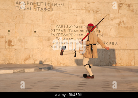 Wechsel der Präsidentengarde in Athen neben der Mauer des griechischen Parlaments mit Thukydides-Zitaten aus Pericles Funeral Oration Stockfoto