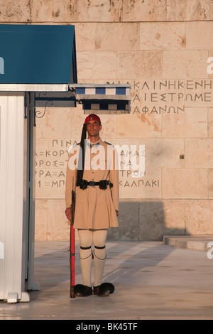 Evzone Präsidialgarde im Sommerdienst einheitlich im griechischen Parlament in Athen Stockfoto