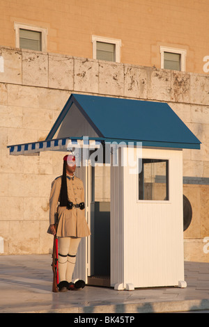 Evzone Präsidialgarde im Sommerdienst einheitlich im griechischen Parlament in Athen Stockfoto