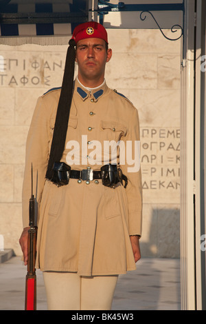 Evzone Präsidentengarde in Khaki-Sommerdienstuniform im griechischen Parlament in Athen Stockfoto