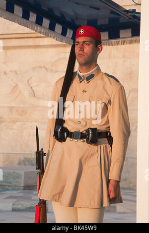 Evzone Präsidentengarde in Khaki-Sommerdienstuniform im griechischen Parlament in Athen Stockfoto