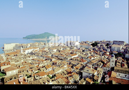 Blick auf die Altstadt von Dubrovnik, Kroatien mit Lokrum Insel im Hintergrund Stockfoto