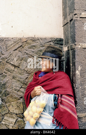 Porträt einer indigenen Frau in Quito, Ecuador Stockfoto