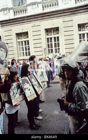 Demonstranten mit Zeichen & Bilder von Menschen, die ermordet worden oder verschwunden, die Bekämpfung der Polizei mit Tränengas Stockfoto