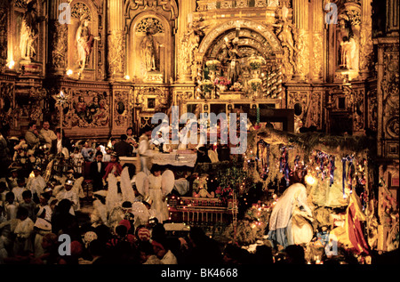 Kinder gekleidet in Kostümen im Inneren der Kirche San Francisco in Quito, Ecuador Stockfoto