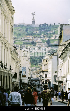 Straßenszene in Quito, Ecuador zeigt die monumentale Statue des geflügelten Jungfrau auf El Panecillo Hügel in der Ferne Stockfoto