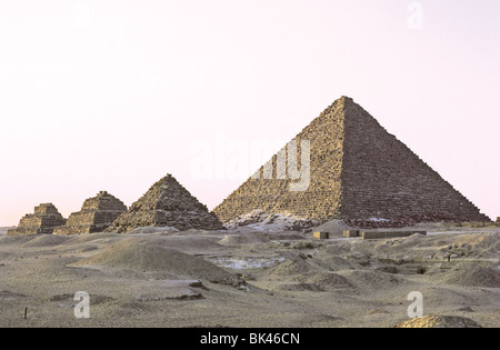 Pyramide des Mykerinos in Gizeh Ägypten mit drei kleineren Pyramiden (Pyramiden von Queens) im Vordergrund Stockfoto