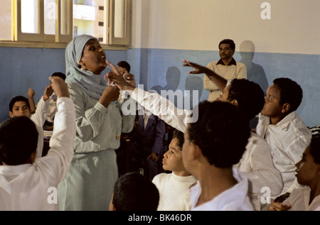 Klassenzimmer Studenten Erziehung ihrer Hände zu einem Lehrer, Ägypten Stockfoto