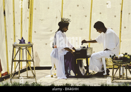 Lizenzgebühren, die spielen des alte Brettspiels Senet bei Dr. Ragab Pharaonic Village (A Living History Museum) in Kairo, Ägypten Stockfoto