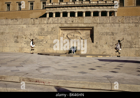 Proedriki Froura (Präsidentengarde) am Grab des unbekannten Soldaten mit Zitaten von Perikles Trauerrede Athen Griechenland Stockfoto