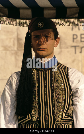 Proedriki Froura (Präsidentengarde) am Grab des unbekannten Soldaten mit einem scharlachroten Garnison Mütze mit griechischen Kreuzes (Crux immissa Stockfoto