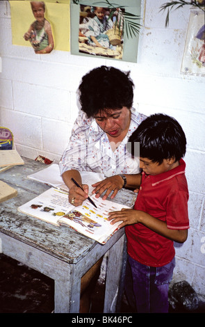 Ein Lehrer einem Schüler Nachhilfe im Lesen, in Guatemala Stockfoto