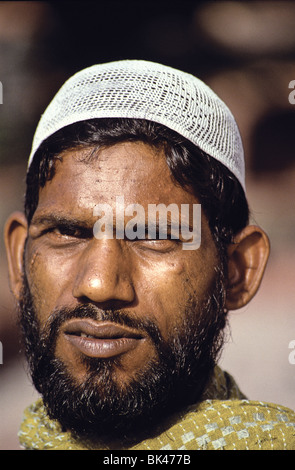 Porträt eines jungen indischen Mannes trägt eine weiße Strickmütze Kufi Schädel-, Indien Stockfoto