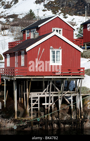 Traditionellen roten Holz Rorbu Fischerhütten im Dorf Å auf Moskenesoya Insel auf Lofoten in Norwegen Stockfoto