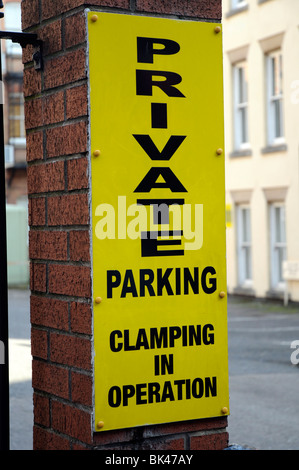 Private Parkplatz Auto Spannen im Betrieb Warnschild, Nottingham, England, UK Stockfoto