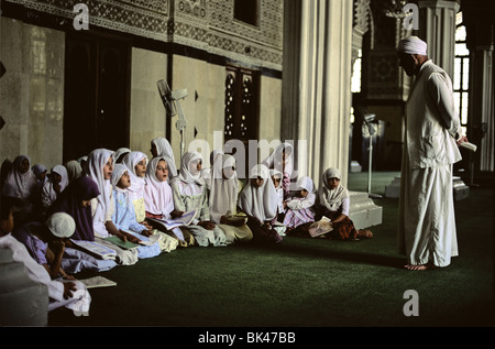 Koran-Klasse in der Al Aman Adern Moschee, Bagdad, Irak Stockfoto