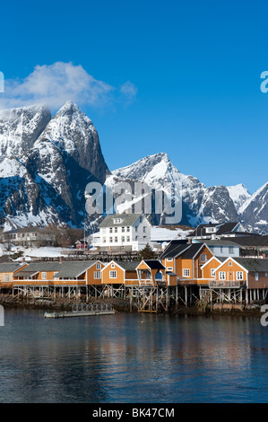 Traditionelle hölzerne Rorbu Fischerhütten im Dorf von Sakrisoy auf Moskenesoya Insel auf Lofoten in Norwegen Stockfoto