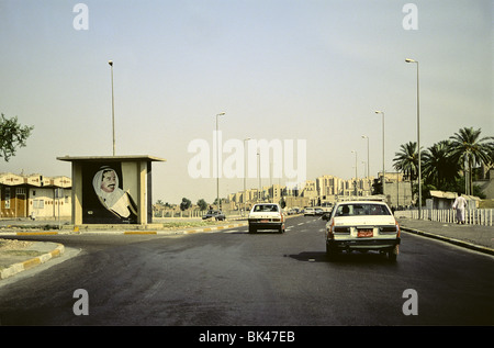 Bagdad Street Szene mit einem Plakat von Saddam Hussein, Irak 1991 Stockfoto