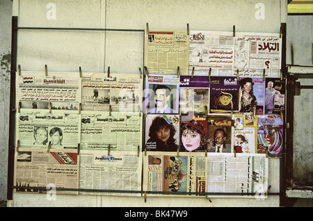 Zeitungskiosk in Amman, die Gesichter von berühmten Menschen im Nahen Osten, die sich auf den vorderen Seiten einschliesslich Saddam Hussein, Jordanien 1991 Stockfoto