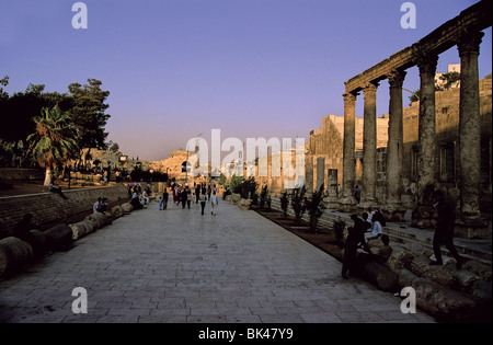 Antiken Säulen vor dem römischen Theater in Amman, Jordanien Stockfoto