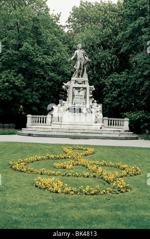 Statue von Mozart im Burggarten wien Österreich Statue wurde von Viktor tilgner 1896 Base konzipiert zeigt zwei Szenen aus "Don Stockfoto