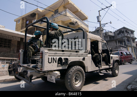 Friedenssicherungskräfte der Vereinten Nationen patrouillieren während der MINUSTAH (Stabilisierungsmission der Vereinten Nationen in Haiti) in der Stadt Port au Prince Stockfoto