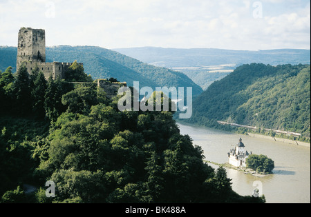 Gutenfels Castle auf der linken Seite und Pfalzgrafenstein Castle auf einer Insel mitten im Rhein, Kaub, Deutschland Stockfoto