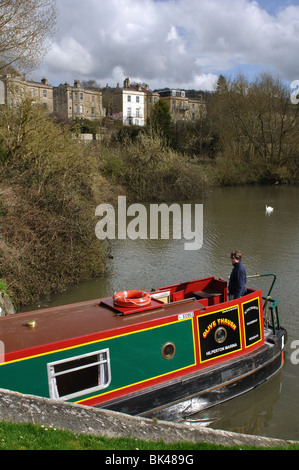 Narrowboat auf der Kennet und Avon Kanal bei Widcombe sperrt, Bath, Somerset, England, UK Stockfoto