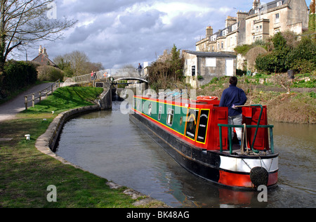 Narrowboat auf der Kennet und Avon Kanal bei Widcombe sperrt, Bath, Somerset, England, UK Stockfoto