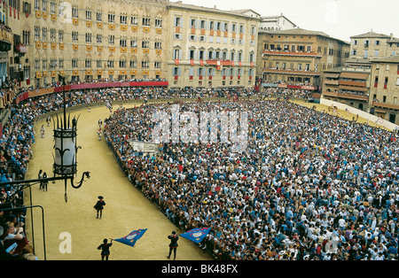 Das berühmte Pferderennen Palio, statt im Juli und August auf der Piazza de Campo in Siena, Italien. Stockfoto