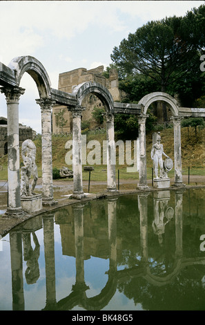 Statuen nahe dem nördliche Ende des Kanals Canopus (Kolonnaden Runde Pool) in der Villa Adriana, Tivoli, Italien Stockfoto
