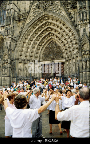 Die Menschen tanzen La Sardana Volkstanz nach der Messe am Sonntag vor der gotischen Kathedrale Santa Eulalia in Barcelona Spanien dies Stockfoto