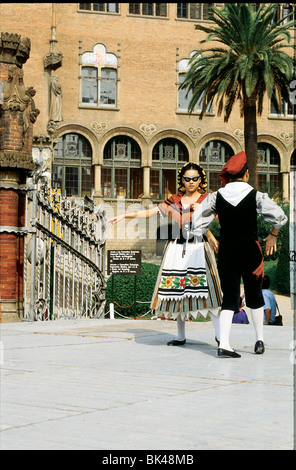 Katalanische Volkstänzer vor Hospital de Sant Pau, Barcelona, Spanien Stockfoto