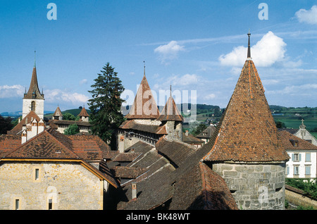 Murten, Schweiz mit mittelalterlichen Stadtmauern, Türme und Dächer der Altstadt Murten in Fribourg Region Stockfoto