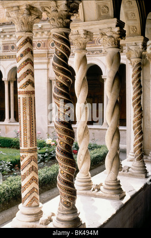 San Paolo Fuori le Mura Rom Italien - Säulen des Klosters in San Paolo Fuori le Mura entstanden 1208-1235 von Vassalletti Familie Stockfoto