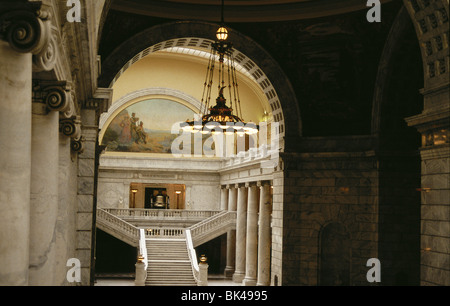 Flur und Treppe im Inneren des Kapitol-Gebäudes in Salt Lake City, Utah Stockfoto