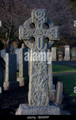 Keltische Stein Memorial Cross, oder hohe Kreuz, in Stirling Castle Friedhof, Stirlingshire, Schottland, UK Stockfoto