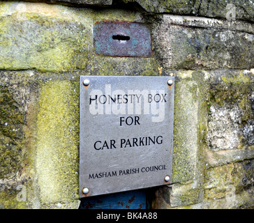 Die berühmte Ehrlichkeit-Box auf dem Parkplatz an der Dorf Masham Yorkshire Dales UK Stockfoto