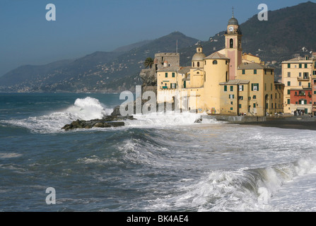 Meer und Kirche in Camogli berühmte Kleinstadt in Ligurien, Italien Stockfoto