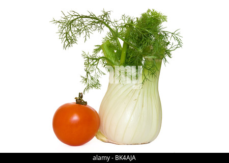 Fenchel und reife Tomate isoliert auf weißem Hintergrund Stockfoto