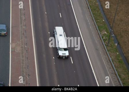 weiße Stretch-Limousine (Range Rover oder Hummer) auf der Autobahn. Stockfoto