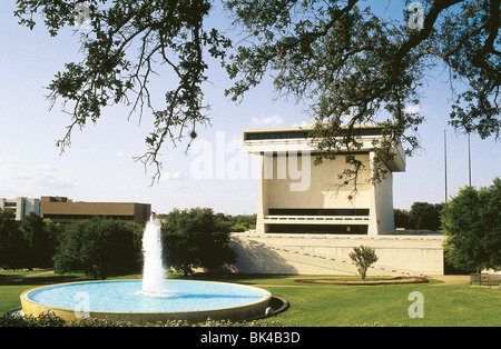 Brunnen und die Lyndon B. Johnson Bibliothek und Museum an der Universität von Texas in Austin Campus Stockfoto